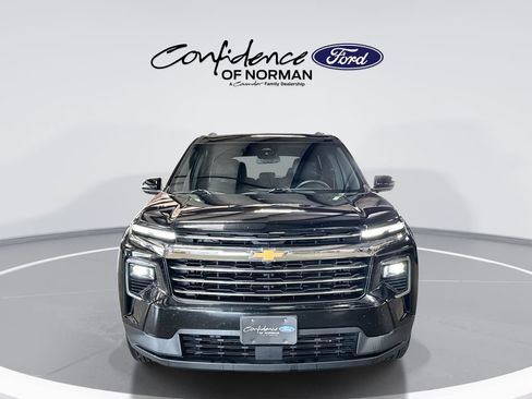 Used 2025 Chevrolet Traverse LT FWD image 2