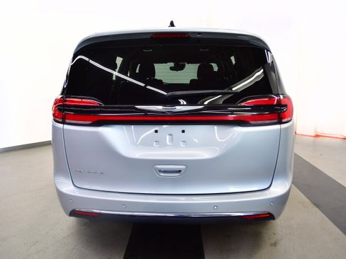 Used 2023 Chrysler Pacifica Touring FWD image 6