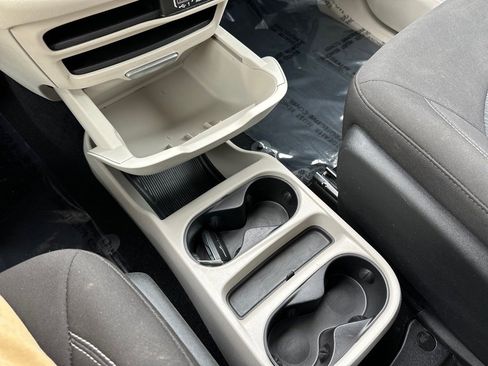 Used 2022 Chrysler Voyager LX image 32