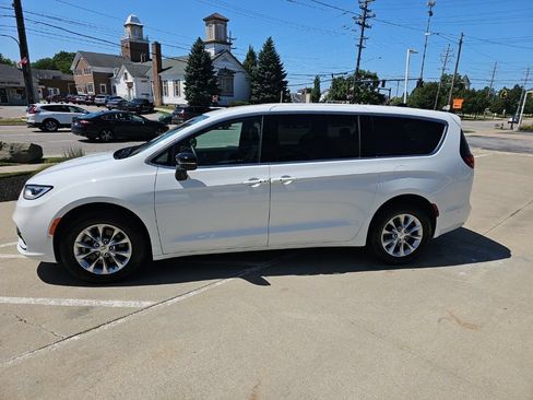 Used 2025 Chrysler Pacifica Select w/ Uconnect Theater Family Group AWD/4WD image 10