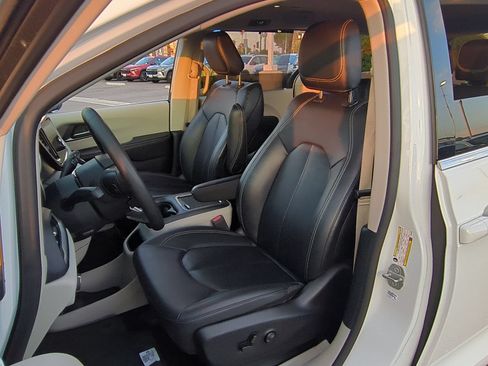 Used 2024 Chrysler Pacifica Touring-L FWD image 18