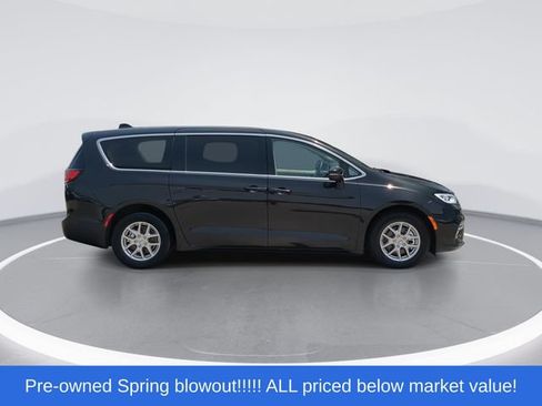 Used 2023 Chrysler Pacifica Touring-L FWD image 9