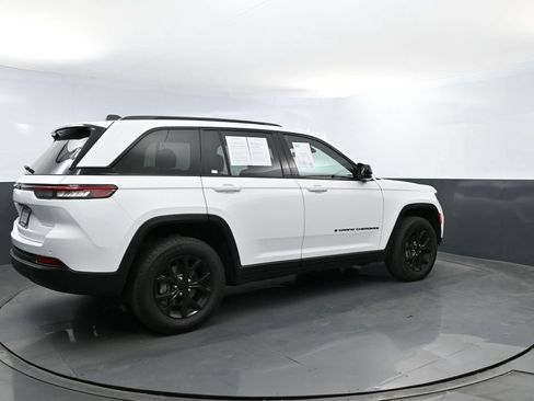 Used 2025 Jeep Grand Cherokee Altitude AWD/4WD image 21