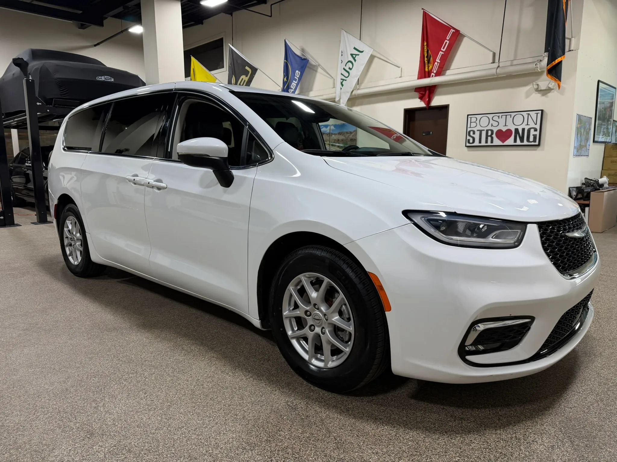 Used 2023 Chrysler Pacifica Touring-L FWD image 14
