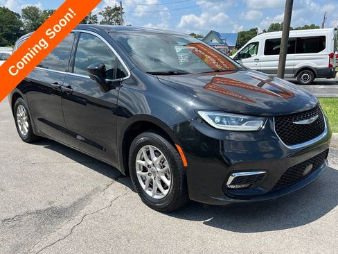Used 2024 Chrysler Pacifica Touring FWD image 2