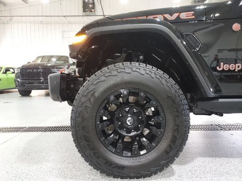 Used 2025 Jeep Gladiator Mojave AWD/4WD image 16