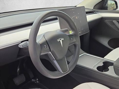 Used 2024 Tesla Model Y 2WD image 10