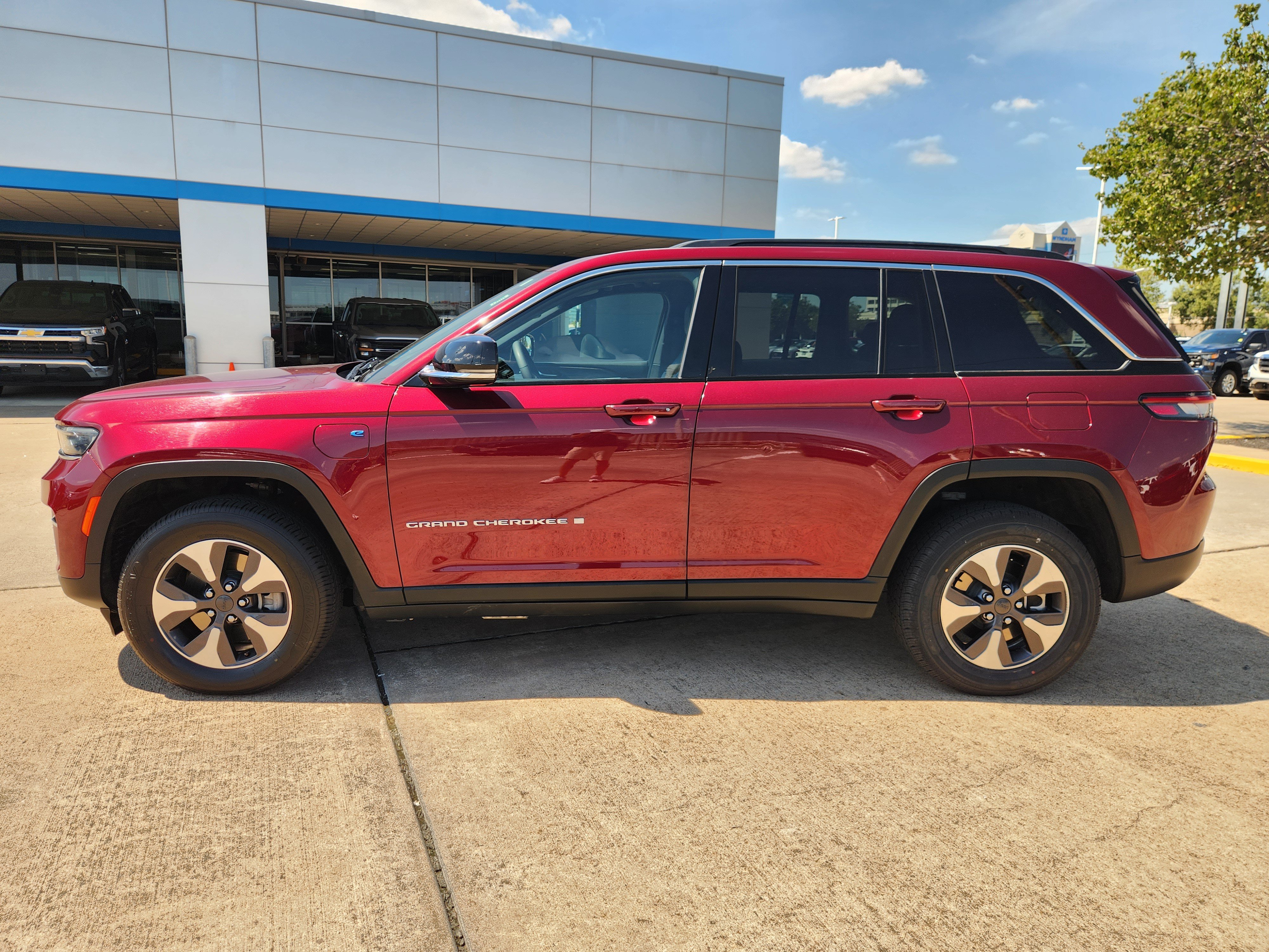 Used 2024 Jeep Grand Cherokee Limited 4xe AWD/4WD image 5