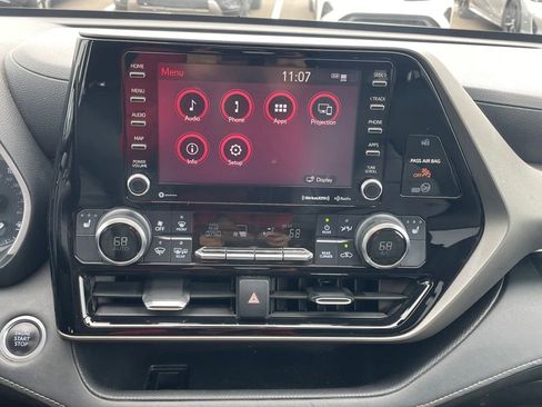 Used 2020 Toyota Highlander XLE FWD image 19