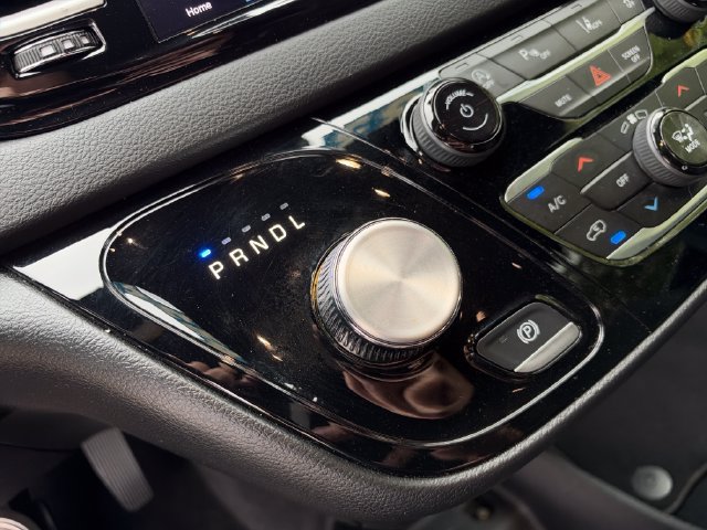 Used 2025 Chrysler Pacifica Select FWD image 24