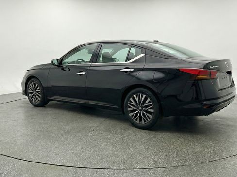 Used 2025 Nissan Altima 2.5 SV FWD image 6