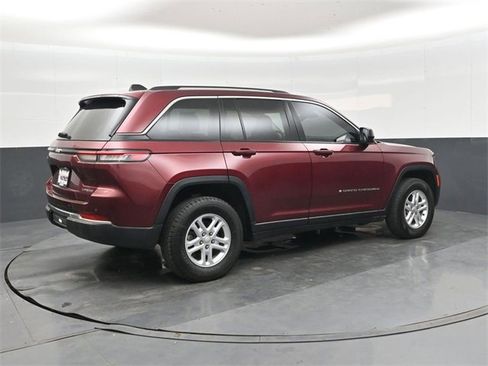 Used 2023 Jeep Grand Cherokee Laredo image 4