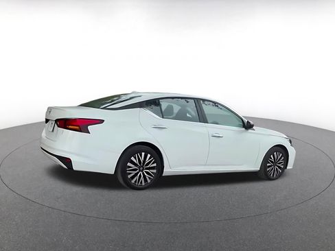 Used 2025 Nissan Altima 2.5 SV FWD image 14