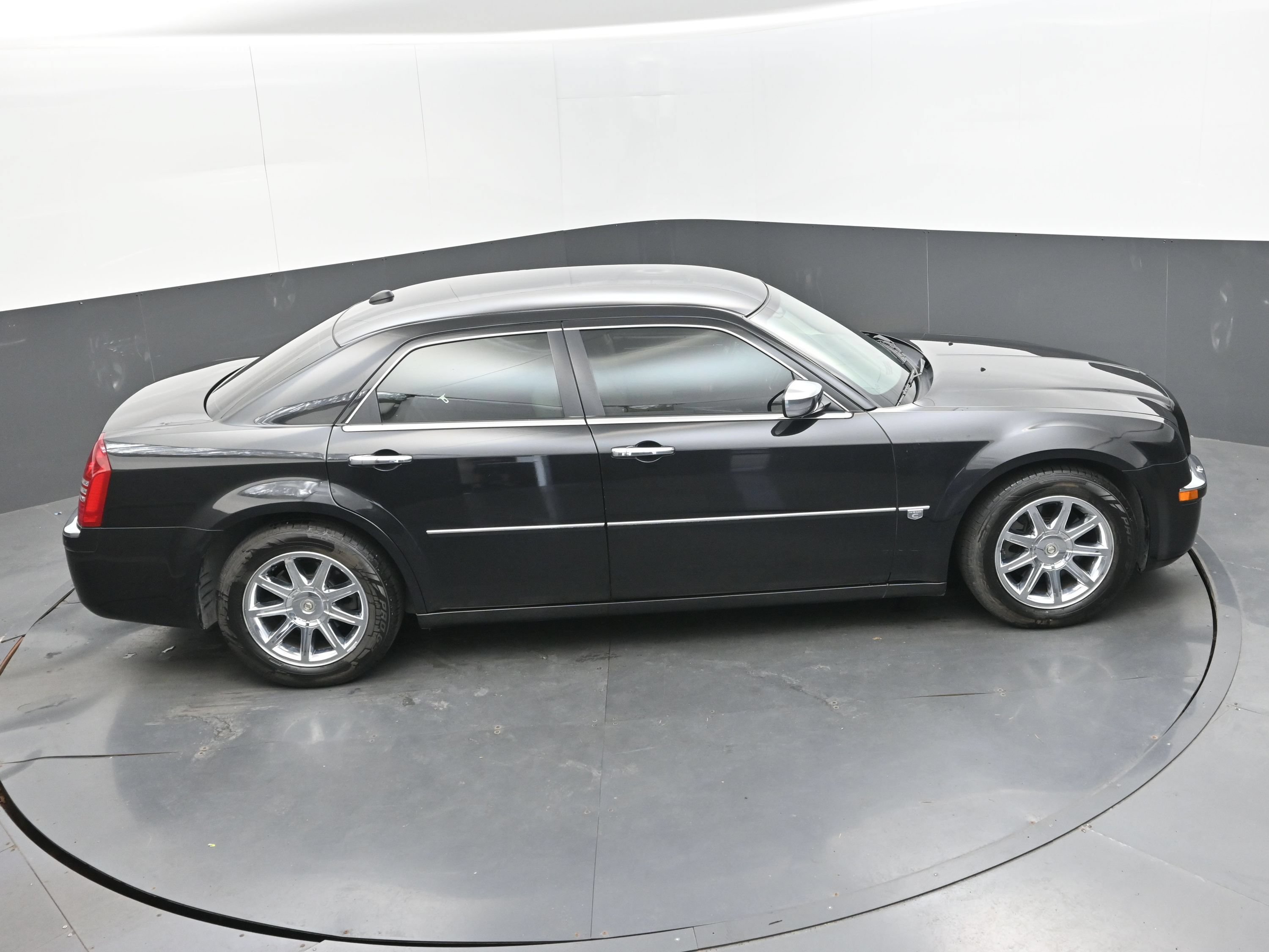 Used 2005 Chrysler 300 C w/ Navigation & Sound Group II RWD image 38