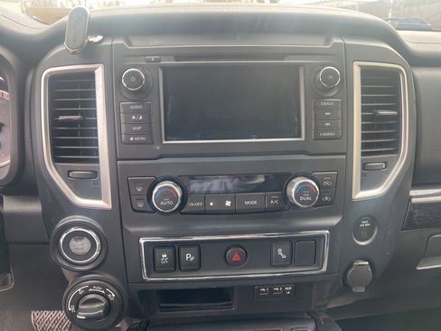 Used 2019 Nissan Titan SV w/ SV Convenience Package image 16