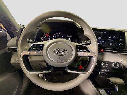 Used 2022 Hyundai Elantra SE FWD image 13