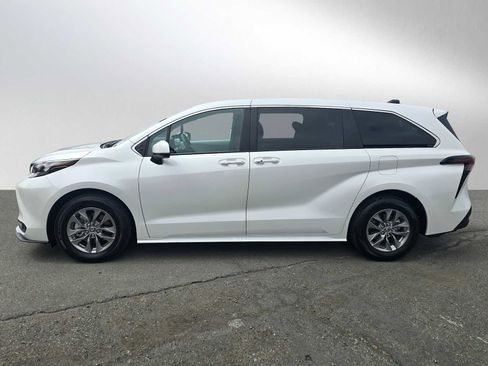 Used 2025 Toyota Sienna XLE AWD/4WD image 6