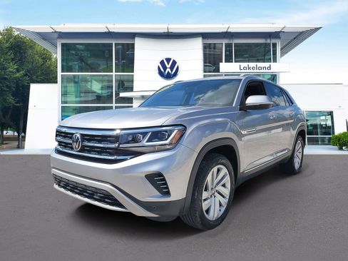 Used 2021 Volkswagen Atlas Cross Sport SE w/ Panoramic Sunroof Package FWD image 2