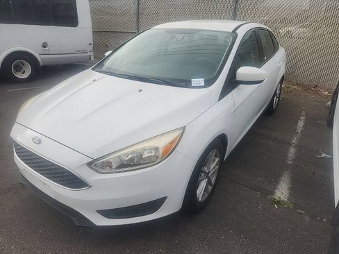 Used 2018 Ford Focus SE FWD image 4