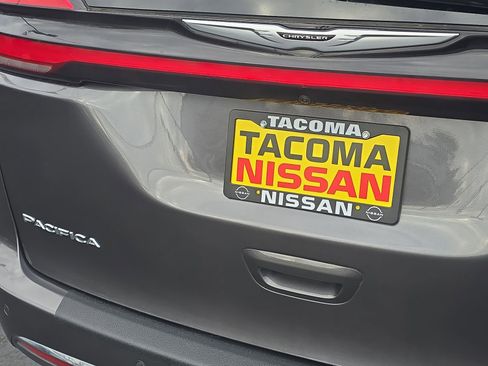 Used 2023 Chrysler Pacifica Touring-L image 29