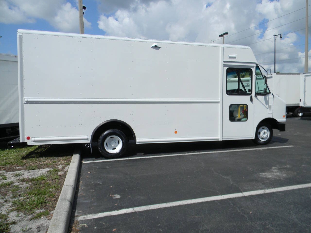 Used 2019 Ford E-450 and Econoline 450 Super Duty RWD image 1