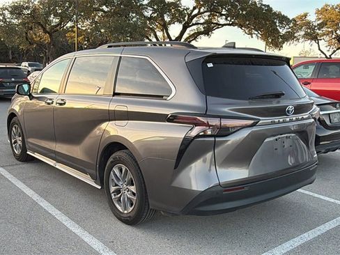 Used 2024 Toyota Sienna XLE image 4