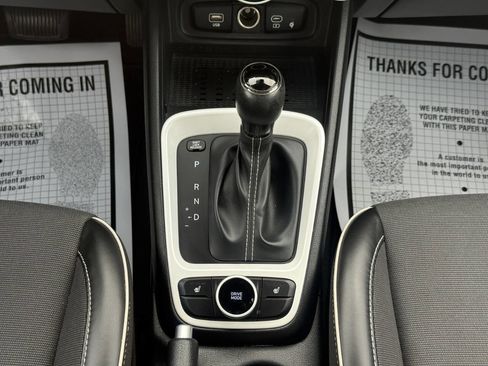 Used 2023 Hyundai Venue Limited image 12