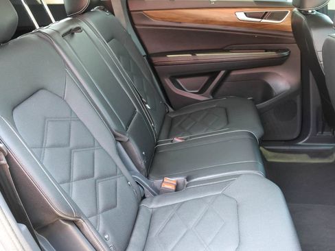 Used 2025 Volkswagen Atlas SE FWD image 15