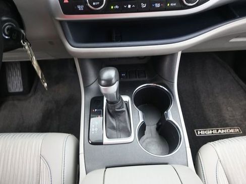 Used 2018 Toyota Highlander Plus FWD image 10