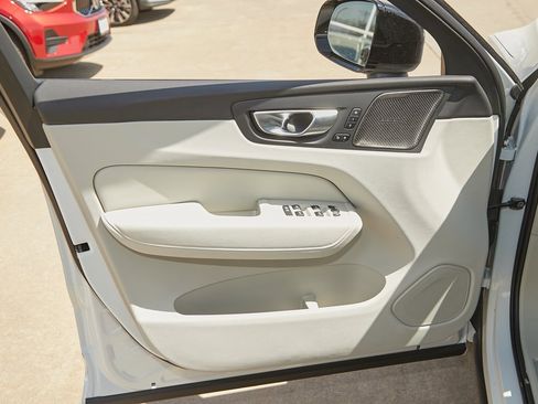 New 2025 Volvo XC60 B5 Plus w/ Protection Package Premier image 9