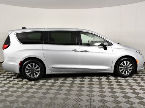 Used 2023 Chrysler Pacifica Limited FWD image 5