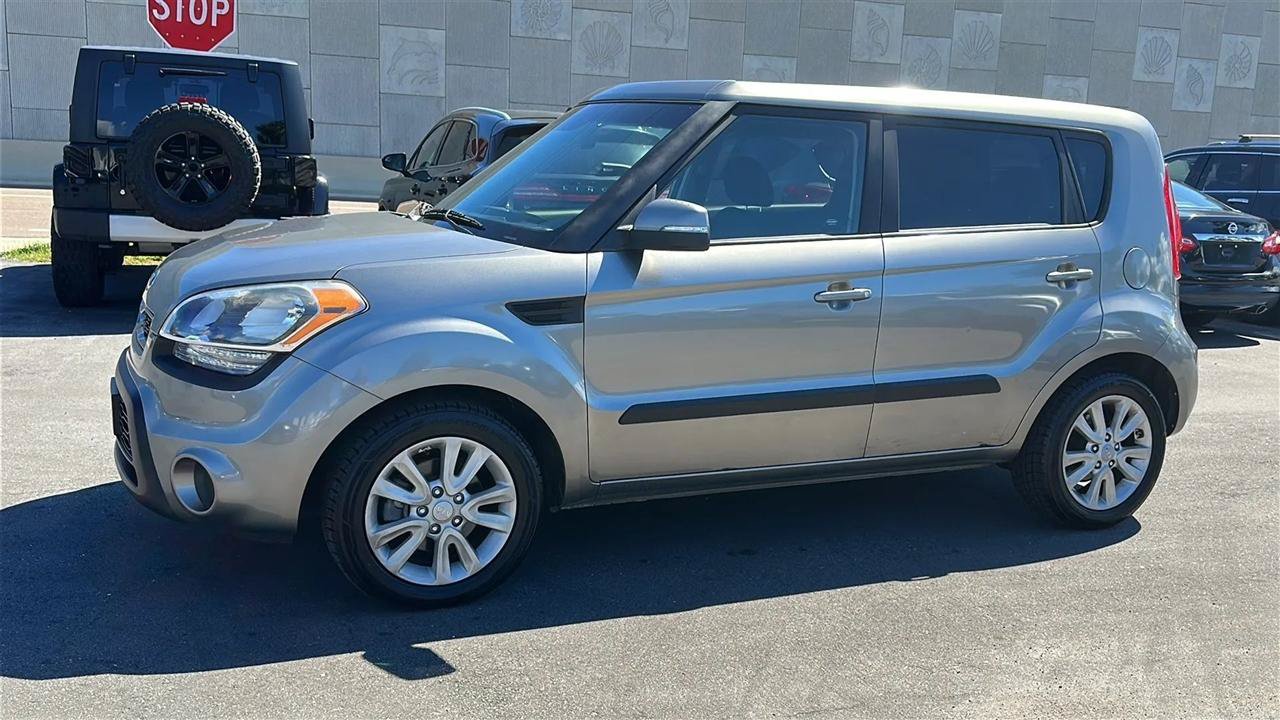 Used 2013 Kia Soul + FWD image 11