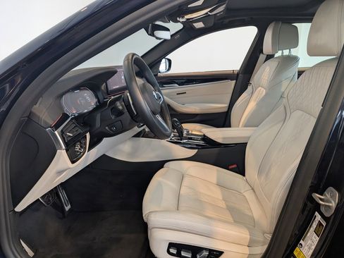 Used 2021 BMW M550i xDrive w/ Dynamic Handling Package image 12