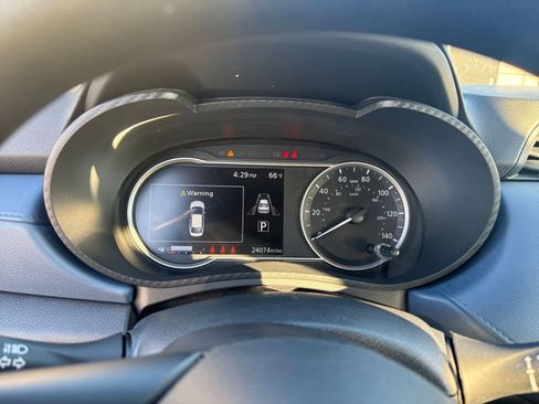 Used 2025 Nissan Versa SV image 38