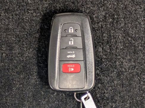 Used 2021 Toyota Camry XLE w/ Navigation Upgrade Package image 40