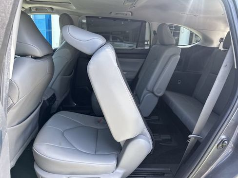 Used 2024 Toyota Highlander XLE FWD image 27