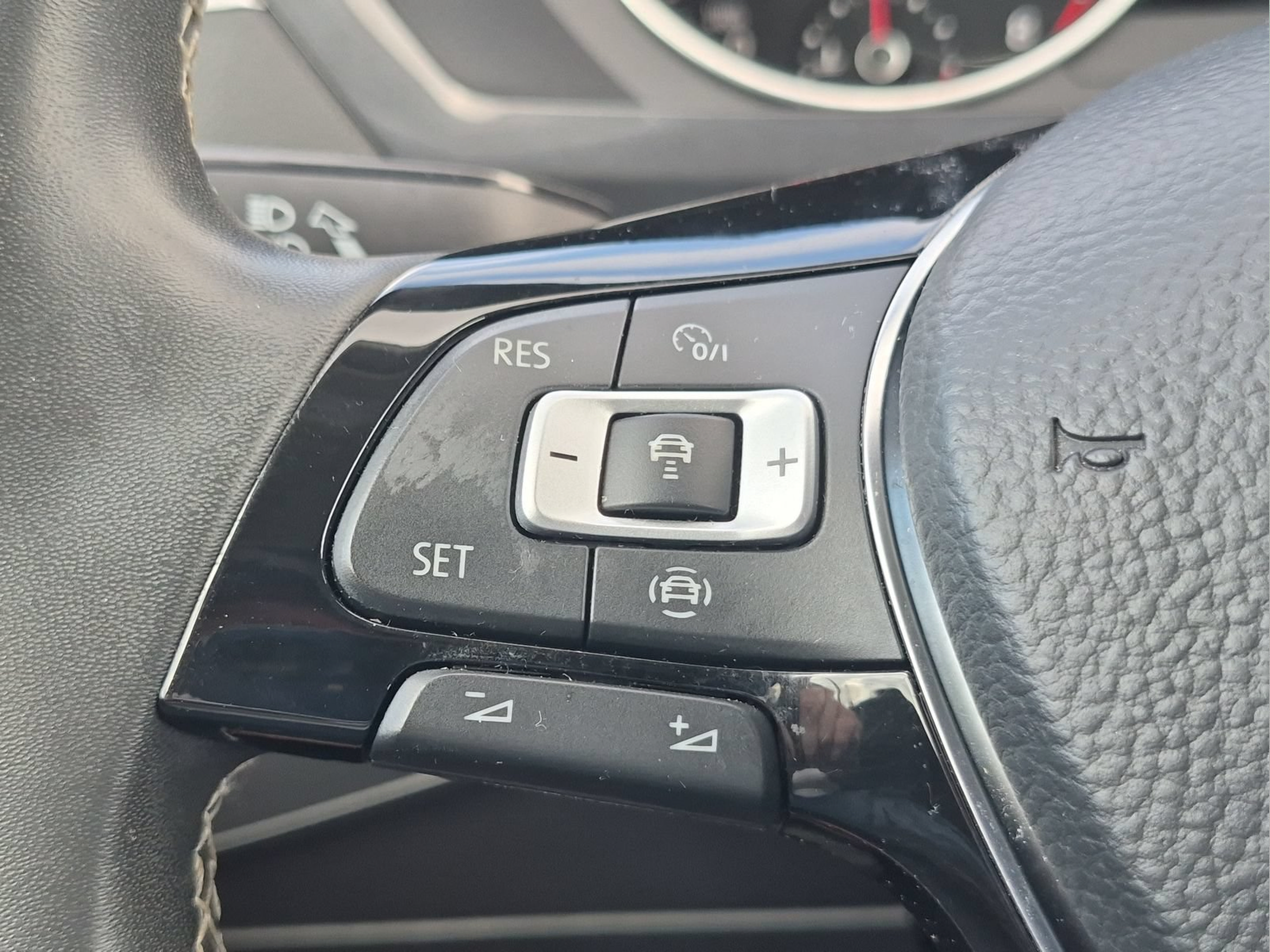 Used 2021 Volkswagen Tiguan SE w/ Panoramic Sunroof Package FWD image 13