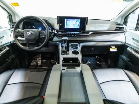 Certified 2025 Toyota Sienna LE w/ LE Plus Package image 13