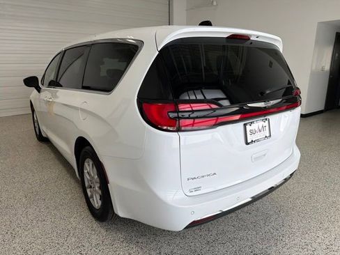 Used 2025 Chrysler Pacifica Select FWD image 5