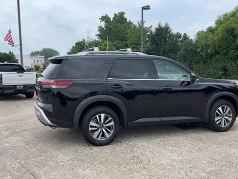Used 2024 Nissan Pathfinder SL FWD image 9