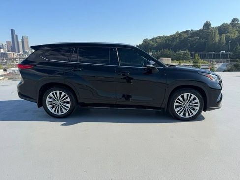 Used 2023 Toyota Highlander Platinum AWD/4WD image 2