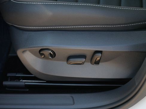 Used 2024 Volkswagen Taos SEL image 20