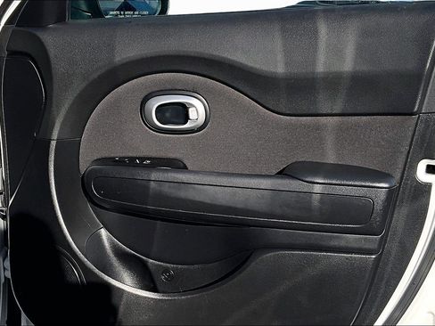 Used 2018 Kia Soul + FWD image 17