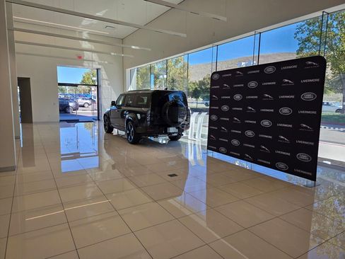 New 2026 Land Rover Defender 110 X-Dynamic SE AWD/4WD image 32