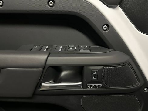New 2025 Land Rover Defender 130 X-Dynamic SE image 15