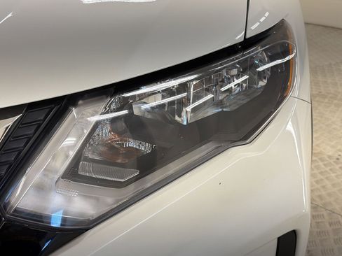 Used 2018 Nissan Rogue SV FWD image 11