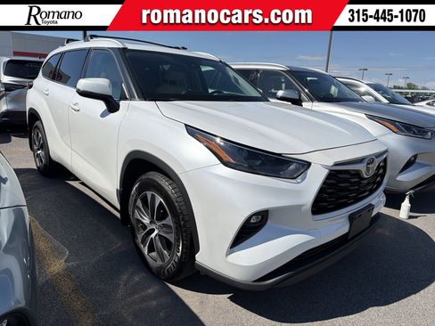 Used 2022 Toyota Highlander XLE AWD/4WD image 1
