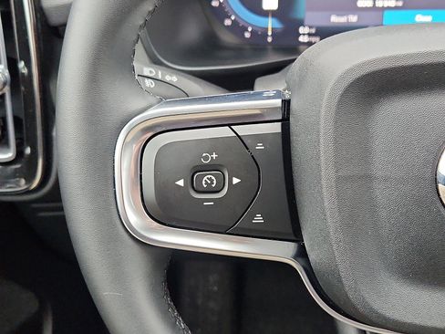 Certified 2025 Volvo XC40 B5 Plus image 25