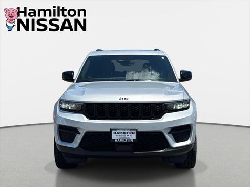 Used 2023 Jeep Grand Cherokee Altitude AWD/4WD image 6
