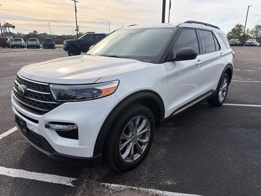 Used 2023 Ford Explorer XLT w/ Equipment Group 202A AWD/4WD image 2
